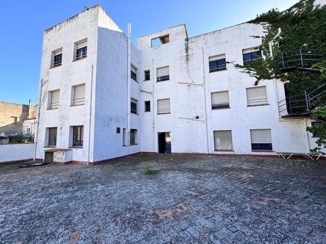 Edificio en venta en Llançà, La vila photo 0