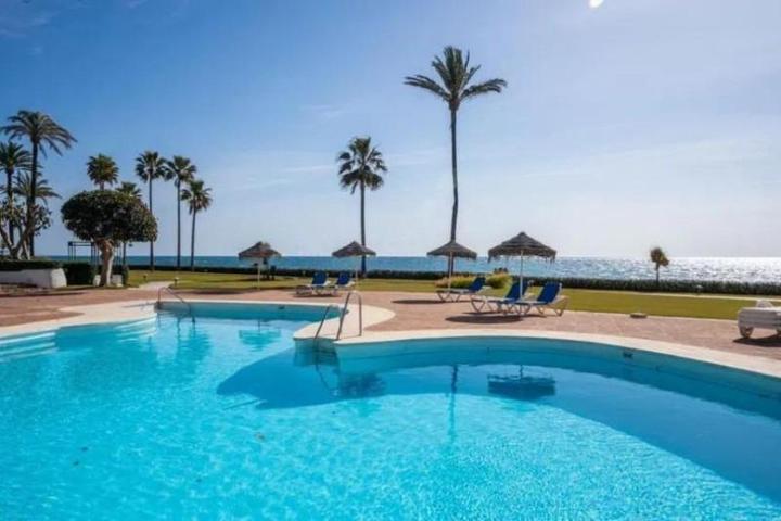 Apartamento en venta en Estepona, 1º Línea De Playa photo 0