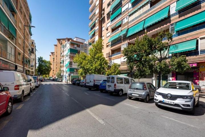 Local comercial en venta en Granada, Zaidin photo 0