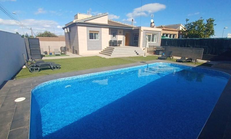 Chalet en venta en Torrevieja photo 0