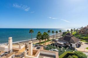 Apartamento en venta en Estepona, 1º Línea De Playa photo 0