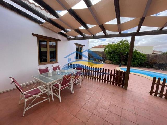 Chalet en venta en La Oliva, Villaverde photo 0