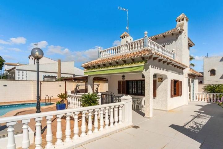 Chalet en venta en Orihuela Costa, La Zenia photo 0