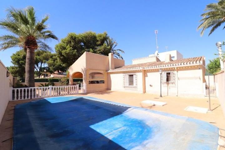 Chalet en venta en Orihuela Costa, Punta Prima photo 0