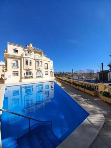 Apartamento en venta en Torrevieja, Playa de los locos photo 0