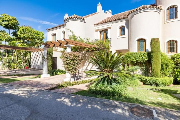 Adosada en venta en Estepona, Paraíso Hills photo 0