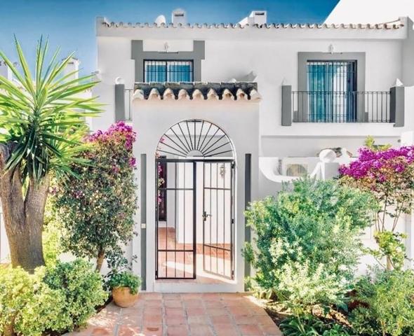 Adosada en venta en Marbella, Costa del Sol Occidental-Área de Marbella photo 0