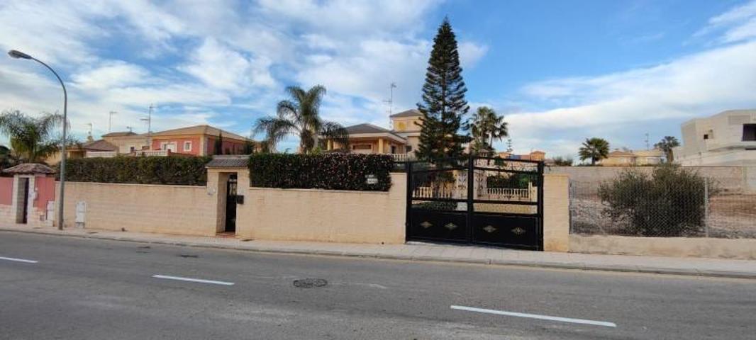 Chalet en venta en Torrevieja, Aguas nuevas 1 photo 0