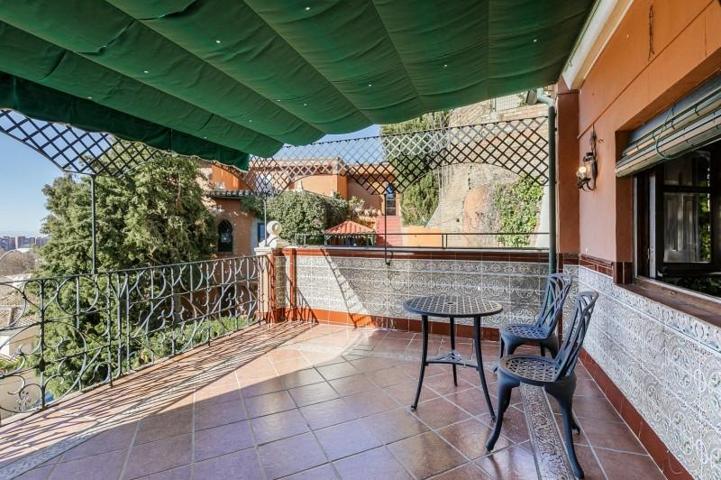 Casa en venta en Granada, Paseo de la bomba photo 0