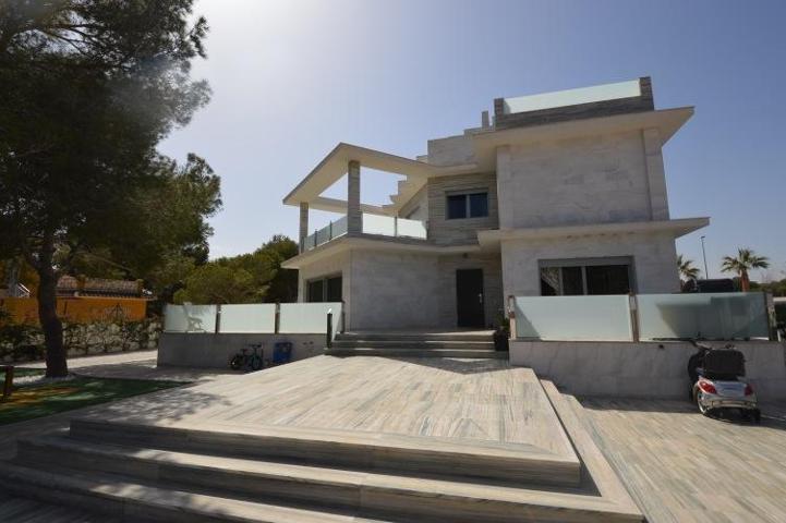 Chalet en venta en Orihuela Costa, Campoamor photo 0