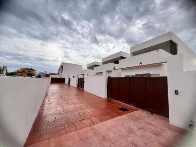 Chalet en venta en Denia photo 0