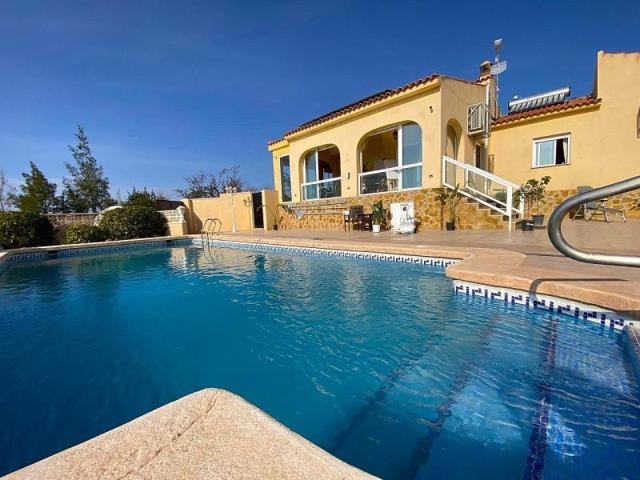 Casa con terreno en venta en Pinoso photo 0