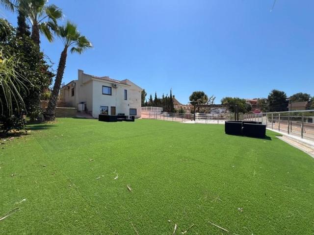 Chalet en venta en Torrevieja photo 0