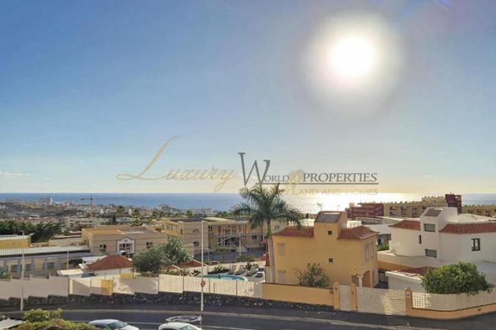 Apartamento en venta en Adeje, Calle el Sauce, 38660 photo 0
