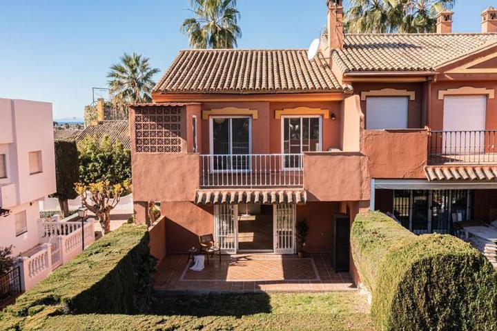 Casas de pueblo en venta en Estepona, Estepona East - Monte Biarritz photo 0