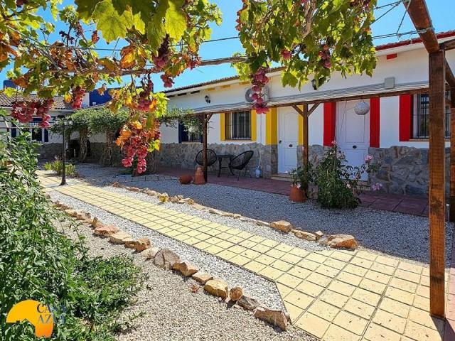 Casa con terreno en venta en Catral photo 0