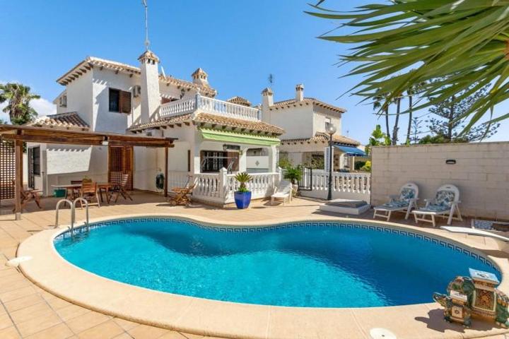 Chalet en venta en Orihuela Costa, La Zenia photo 0