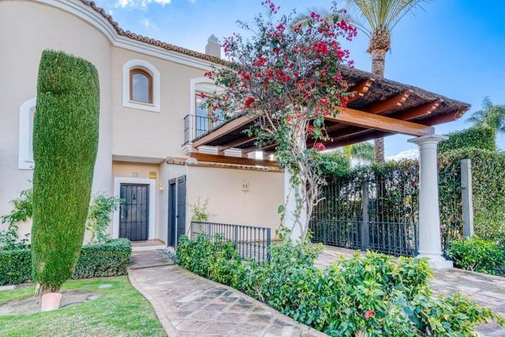Adosada en venta en Estepona, Paraíso Hills photo 0