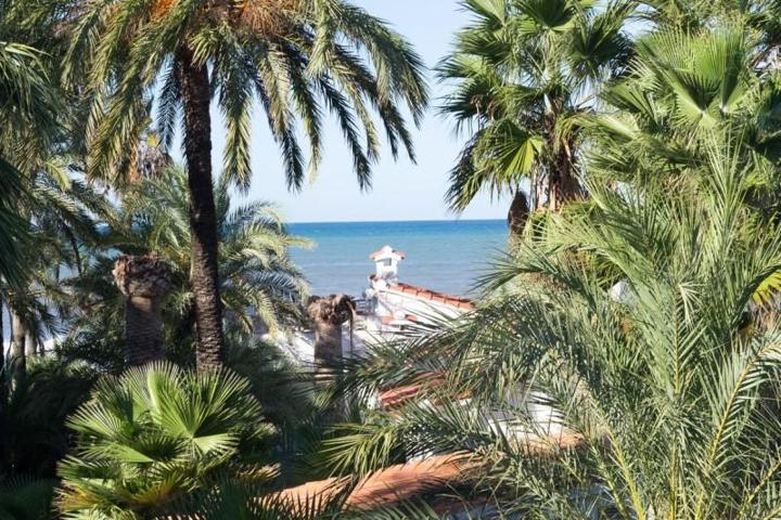 Chalet en venta en Denia, Playa Las Marinas photo 0