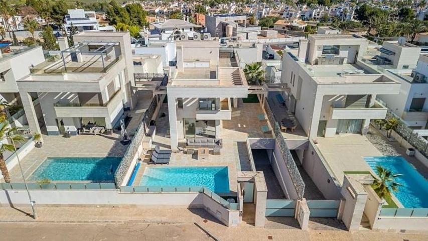 Chalet en venta en Orihuela Costa, Villamartín-Las Filipinas photo 0