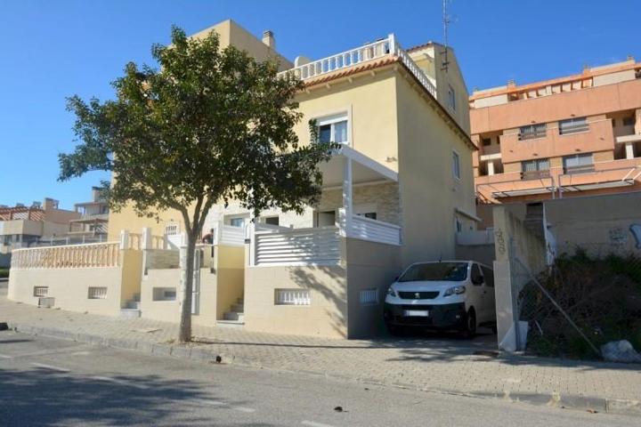 Adosada en venta en Guardamar del Segura photo 0