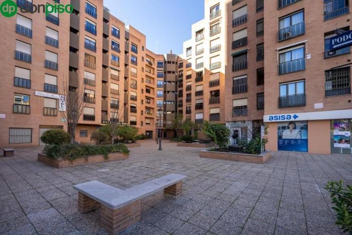 Piso en venta en Granada, Constitucion photo 0