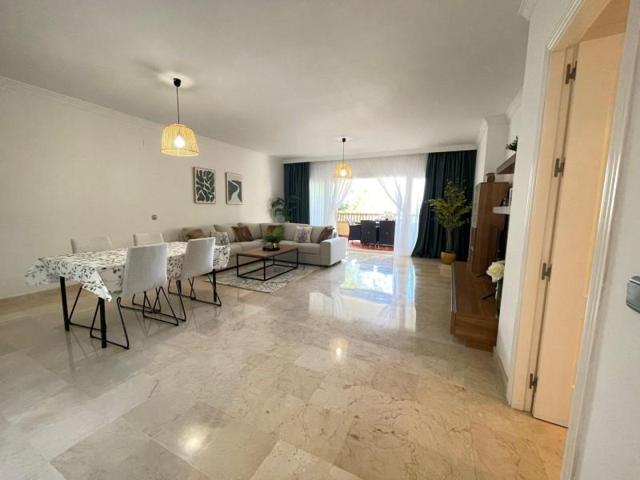 Apartamento en venta en Estepona, Atalaya Golf photo 0