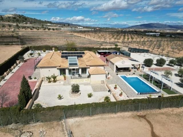 Chalet en venta en Pinoso photo 0