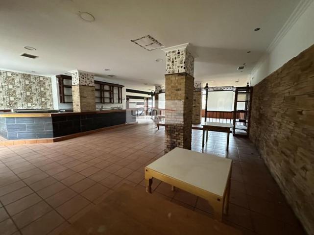 Local comercial en venta en Oviedo, Oviedo photo 0