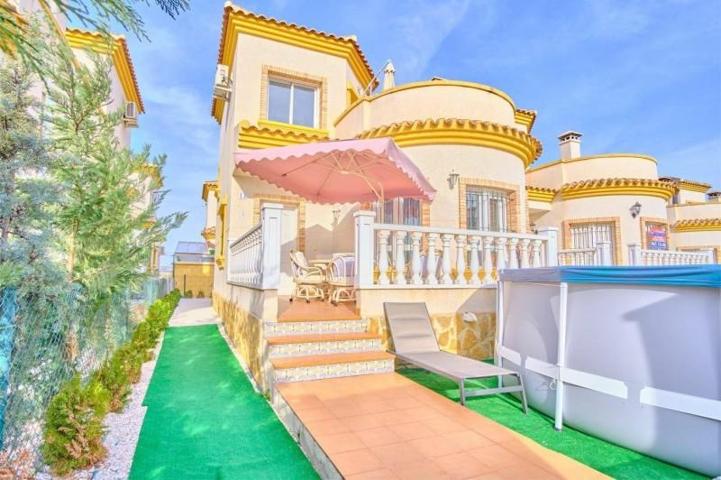 Chalet en venta en Los Montesinos photo 0