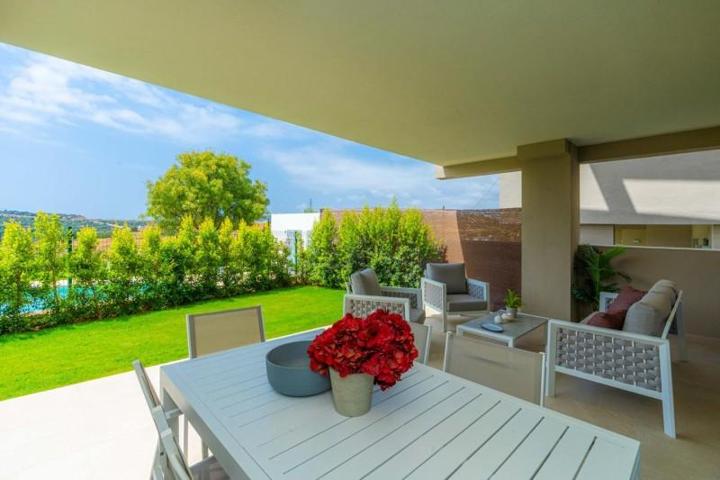Apartamento en venta en Estepona, Estepona Golf, Estepona West photo 0