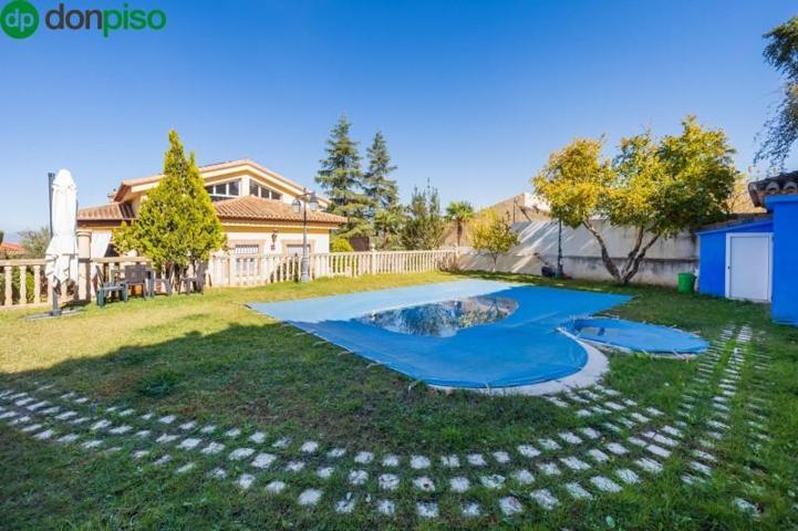 Chalet en venta en Zubia, Laurel de la Reina photo 0