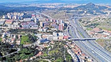 Edificio en venta en Barcelona, Vilapicina i la Torre Llobeta photo 0