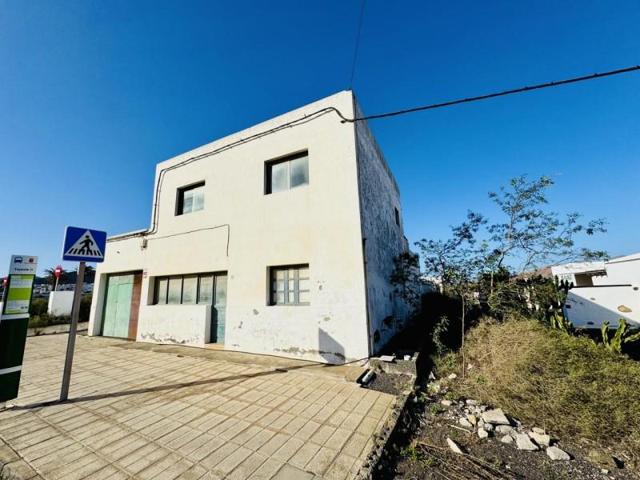 Casa con terreno en venta en Tinajo, Avenida de los Volcanes, 35560 photo 0