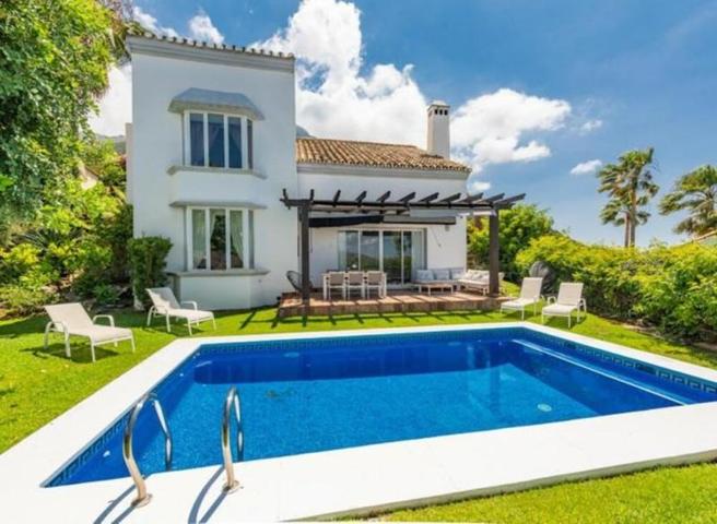 Chalet en venta en Istán photo 0