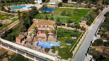 Casa con terreno en venta en Los Montesinos, Campo photo 0