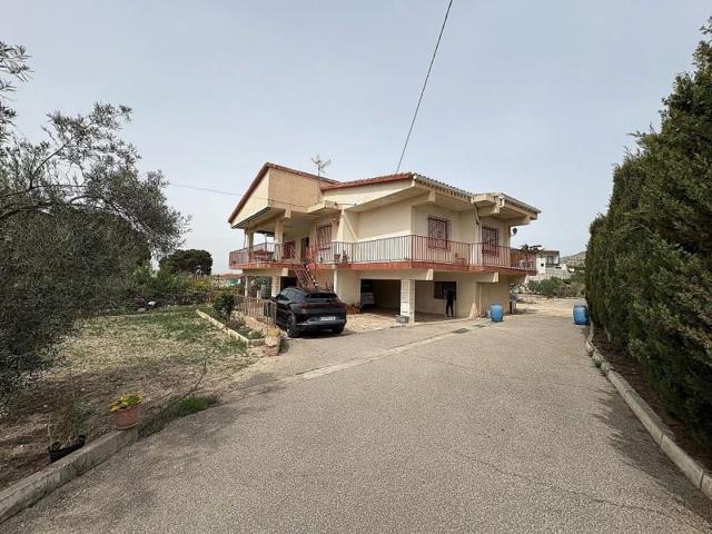 Casa con terreno en venta en Petrer photo 0