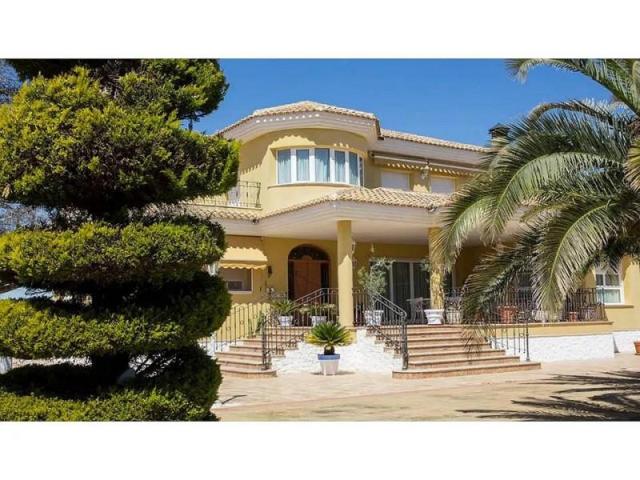 Chalet en venta en Yecla photo 0