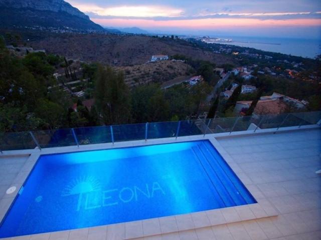 Chalet en venta en Denia, Las Rotas photo 0