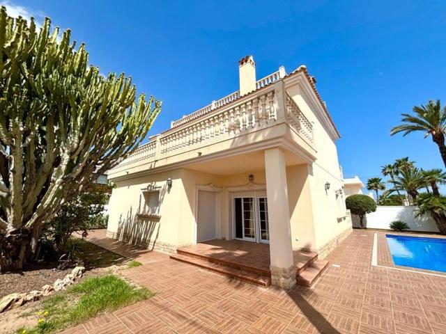 Chalet en venta en Cabo Roig photo 0