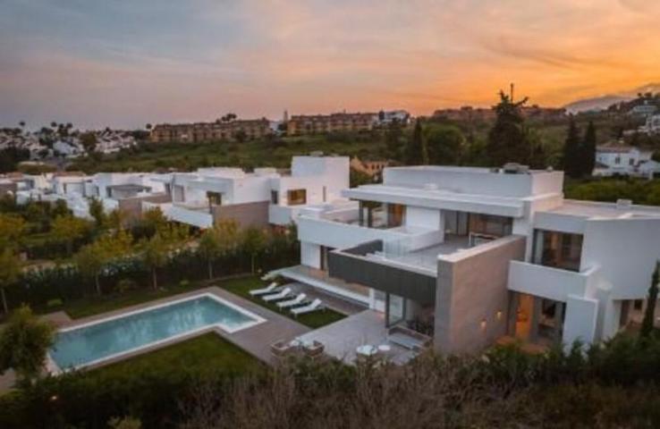 Chalet en venta en Estepona, Estepona East - El Paraiso photo 0