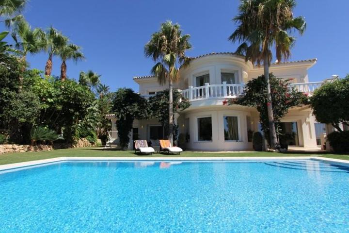 Chalet en venta en Marbella, Los Monteros photo 0