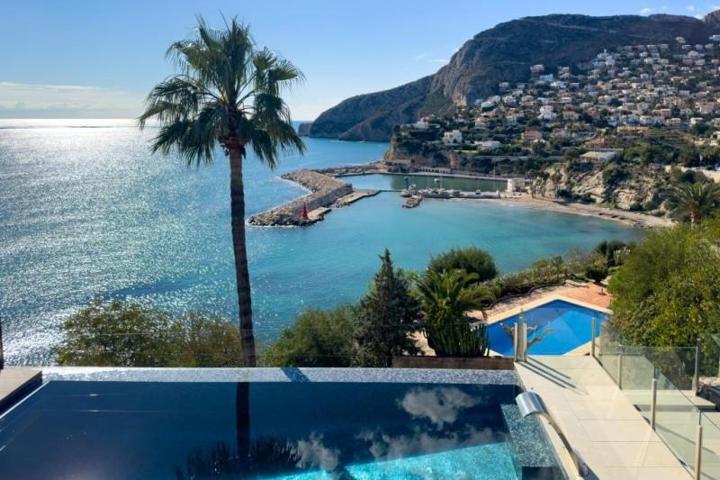 Chalet en venta en Calpe, Primera Línea de Playa photo 0