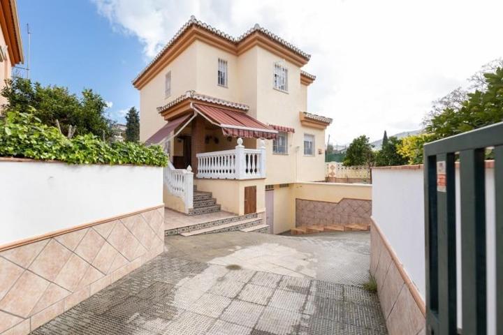 Casa en venta en Cenes de la Vega, Parte baja photo 0