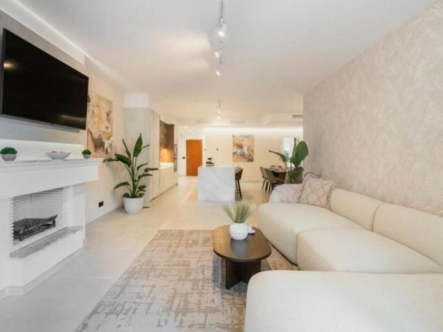 Apartamento en venta en Marbella, Nueva Andalucia - Las Alamandas photo 0