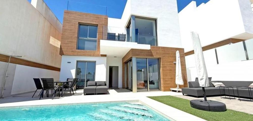 Chalet en venta en Orihuela Costa photo 0