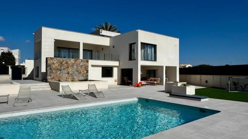 Chalet en venta en Torrevieja photo 0