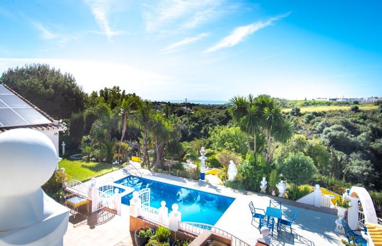 Casa en venta en Estepona photo 0