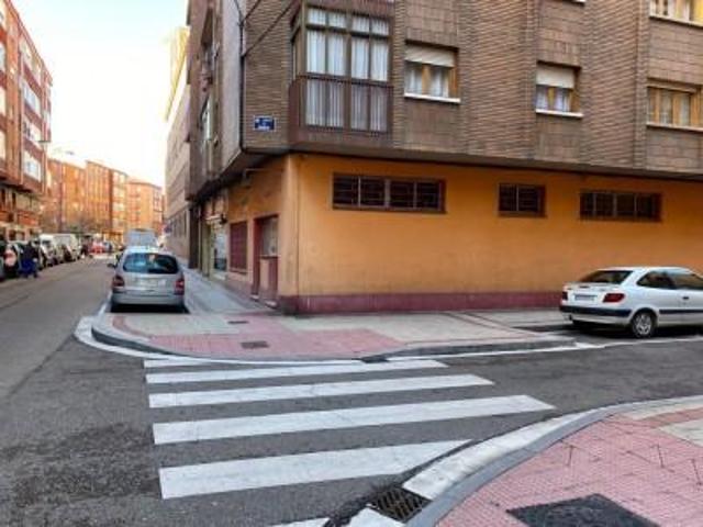 Local comercial en alquiler en Valladolid, La Victoria photo 0