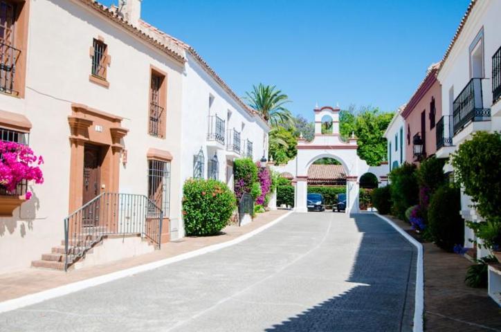 Casas de pueblo en alquiler en San Pedro de Alcántara, Guadalmina Baja photo 0